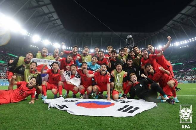 16강 진출 후 기념 사진을 찍은 한국 축구대표팀 선수단.   대한축구협회(KFA)