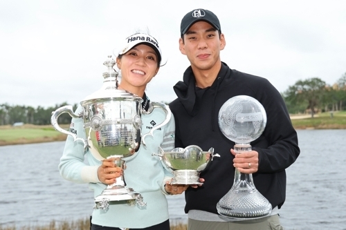 LPGA투어 시즌 최종전 우승 트로피를 들고 기뻐하는 리디아 고와 예비 남편 정준씨. 【AFP 연합뉴스】