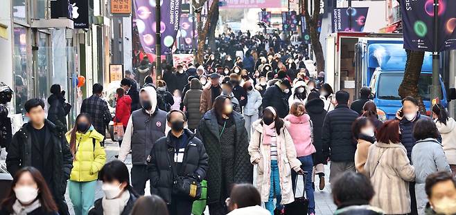 30일 서울 중구 명동 거리가 내외국인 관광객으로 붐비고 있다. 코로나19 확산 이후 침체됐던 명동 상가들은 최근 방역 조치 완화 등으로 관광객이 다시 조금씩 늘어나며 이전의 일상을 회복해가고 있다. <한주형 기자>