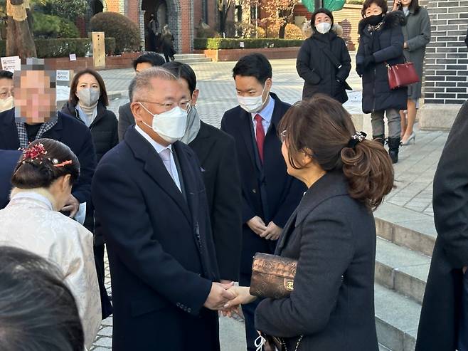 정의선 현대차그룹 회장이 30일 오후 2시쯤 서울 중구 명동성당에서 인사를 나누고 있다/사진=이강준 기자