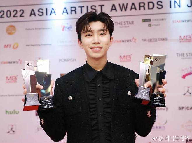 가수 임영웅이 지난 13일 일본 나고야 니혼가이시홀에서 열린 스타뉴스-미디어보이 주최 '2022 Asia Artist Awards IN JAPAN' 4관왕을 달성한 뒤 포즈를 취하고 있다. /사진=이동훈 기자 photoguy@