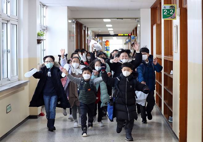 한 초등학교에서 방학을 맞은 아이들이 교실 밖으로 나오고 있다. [연합]