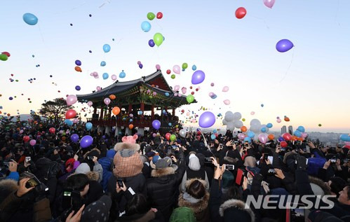 【울산=뉴시스】구미현 기자 = 1일 울산시 중구 성안동 함월루에서 신년 해맞이 행사가 열렸다. 관광객들이 떠오르는 해를 바라보며 환호하고 있다. (사진=울산시 중구 제공)   photo@newsis.com