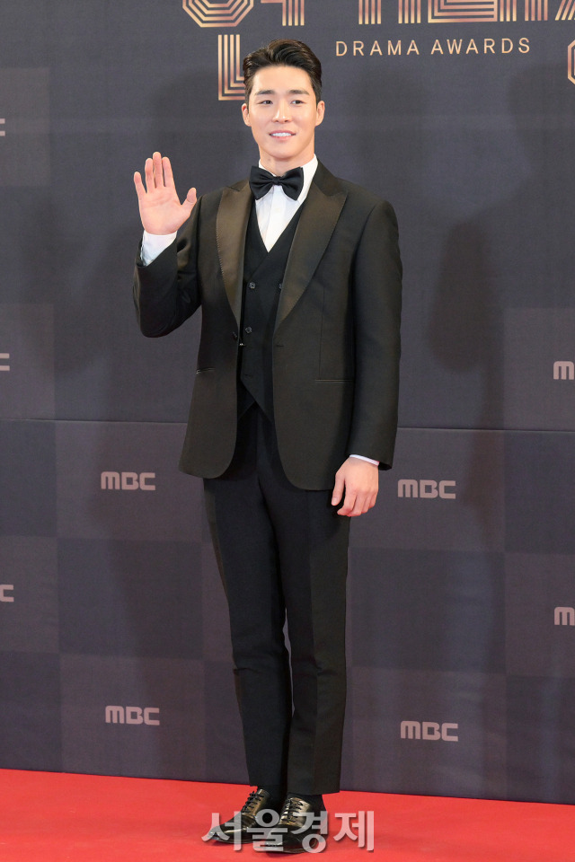 배우 서하준이 30일 오후 서울 마포구 상암 MBC 미디어센터에서 열린 '2022 MBC 연기대상' 레드카펫에서 포즈를 취하고 있다. / 사진=김규빈 기자