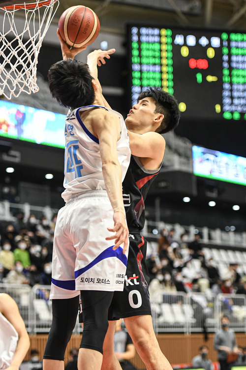 KT 하윤기(오른쪽)가 30일 삼성전에서 골밑슛을 시도하고 있다. KBL 제공