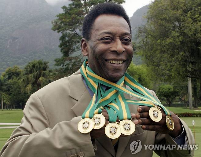 6개의 브라질 1부리그 우승 메달을 목에 걸고 들어보이던 펠레의 모습.  [AFP=연합뉴스]
