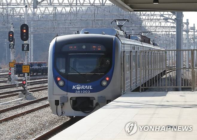 울산 태화강역 출발하는 광역전철 [연합뉴스 자료사진]