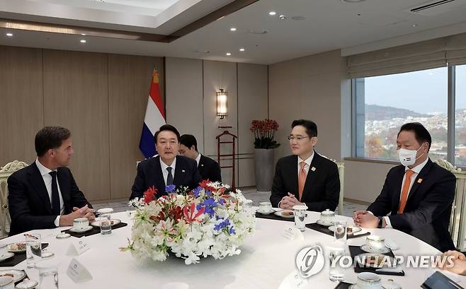 반도체 기업인과 차담하는 한-네덜란드 정상 (서울=연합뉴스) 서명곤 기자 = 윤석열 대통령과 마크 루터 네덜란드 총리가 17일 서울 용산 대통령실 청사에서 열린 양국 반도체기업인과의 차담에 참석하고 있다.
    왼쪽부터 마크 루터 네덜란드 총리, 윤석열 대통령,  이재용 삼성전자 회장, 최태원 SK그룹 회장.  2022.11.17 [대통령실 제공. 재판매 및 DB금지] seephoto@yna.co.kr