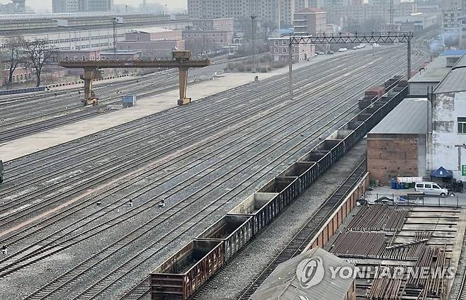 단둥역에 서 있는 화물열차 지난 1월10일 오전 북중 접경지역인 랴오닝성 단둥시 단둥역 철로에 북중 교역에 이용되는 화물열차가 서 있다. [연합뉴스 자료사진