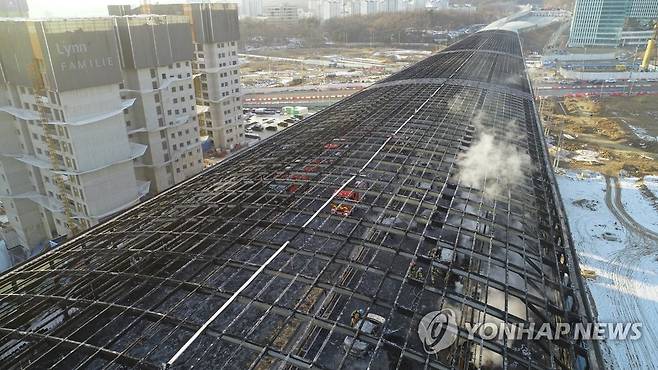 뼈대만 앙상하게 남은 방음터널 (과천=연합뉴스) 김도훈 기자 = 29일 오후 화재가 발생한 경기도 과천시 과천지식정보타운 인근 제2경인고속도로 방음터널 구간이 뼈대만 앙상하게 남아 있다. 2022.12.29 superdoo82@yna.co.kr