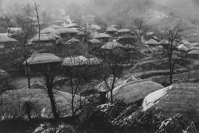 고인의 사진 '초가집' [유족 제공]