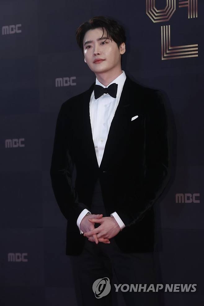 'MBC 연기대상' 이종석 (서울=연합뉴스) 진연수 기자 = 배우 이종석이 30일 오후 서울 마포구 MBC사옥에서 열린 2022 MBC 연기대상 레드카펫에서 포즈를 취하고 있다. 2022.12.30 jin90@yna.co.kr