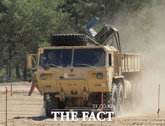 미국의 M136 볼케이노 대전차 지뢰 살포 체계를 탑재한 M977 'HEMTT' 트럭이 주행하고 있다. /타이완뉴스