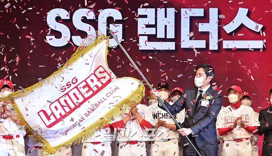 지난 2021년 3월 30일 오후 서울 중구 웨스틴 조선호텔에서 열린 SSG 창단식에서 구단주인 정용진 신세계 부회장이 정지택 KBO 총재에게 구단기를 전달받은 뒤 흔들고 있다. 사진=연합뉴스