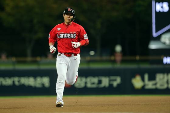 지난 19일 광주 KIA전에서 프로 통산 400호 홈런을 치고 베이스를 돌고 있는 SSG 최정. [사진 SSG 랜더스]