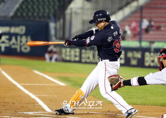 롯데 자이언츠 시절인 2021년 안타를 치고 있는 손아섭의 모습. 잠실=김민규 기자
