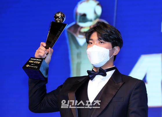 2021 신한은행 SOL KBO리그 시상식이 2021년 11월 29일 오후 서울 임피리얼팰리스호텔에서 열렸다. 시상식 후 신인상 수상자인 KIA 이의리가 무대에서 트로피를 들고 포즈를 취하고 있다. 김민규 기자