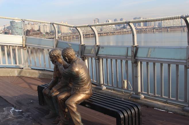 This photo shows a statue a man comforting a friend in the middle of the Mapo Bridge over Han River in Seoul. (Yoon Min-sik/The Korea Herald)