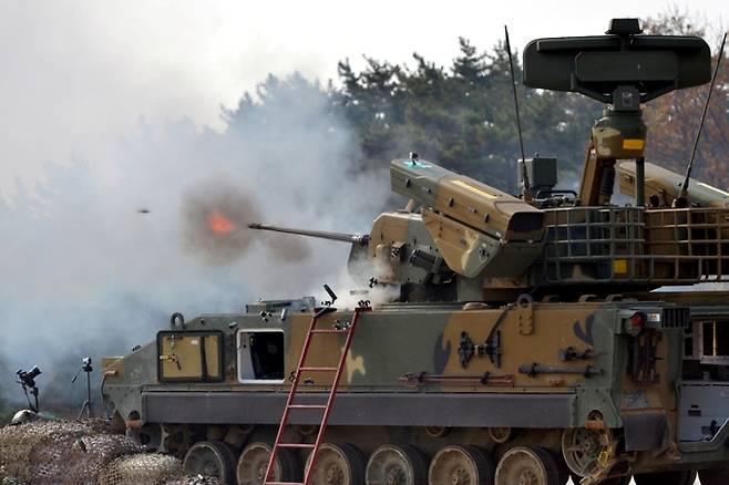 육군 비호복합체계가 30㎜ 기관포를 사격하고 있다. 세계일보 자료사진