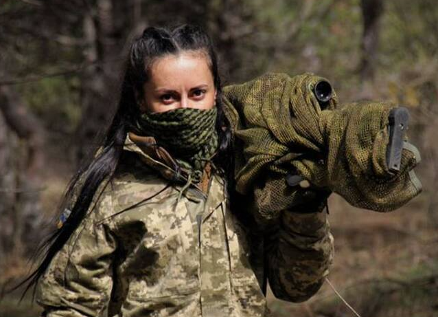 현대판 ‘죽음의 숙녀’로 불리는 차콜은 우크라이나 동부 돈바스 지역에서 싸우다 지난 1월 전역했지만, 2월 24일 러시아가 침공하자 재입대한 여성 저격수다