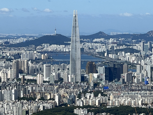 서울 롯데월드타워 전경. 연합뉴스