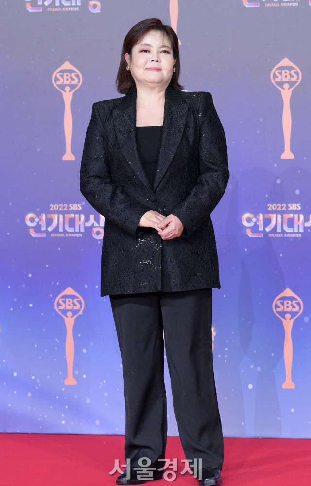 배우 남미정이 31일 오후 서울 마포구 SBS 프리즘타워에서 열린 '2022 SBS 연기대상' 레드카펫에서 포즈를 취하고 있다. / 사진=김규빈 기자