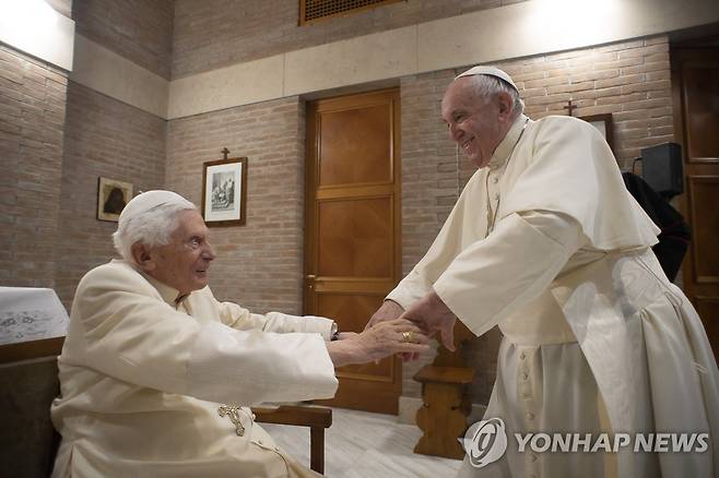 베네딕토 16세 전 교황과 프란치스코 교황 [AFP 연합뉴스 자료사진. 재판매 및 DB 금지]