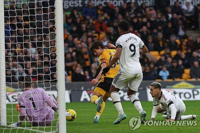 안토니(오른쪽)의 골 막는 울버햄프턴의 조제 사(왼쪽) 골키퍼 [AFP=연합뉴스]