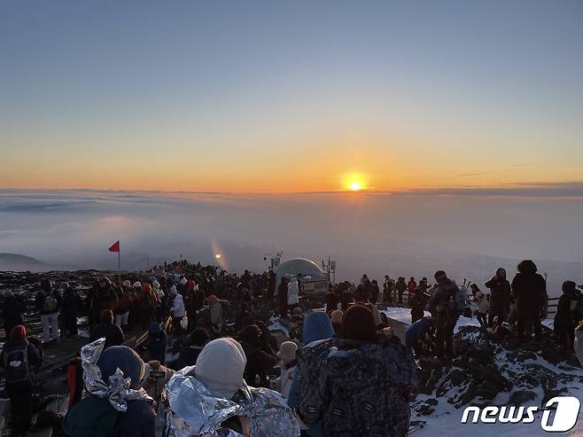 2023년 계묘년 새해 첫날인 1일 오전 제주 한라산 백록담에 새해 첫 해가 떠오르고 있다.(독자제공) 2023.1.1/뉴스