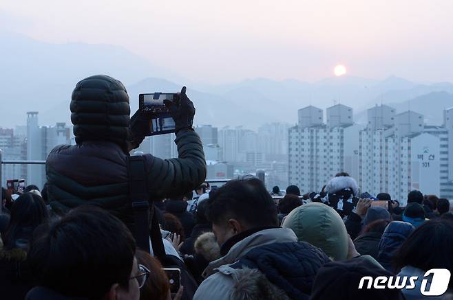 계묘년(癸卯年) 1일 오전 광주 남구 월산근린공원을 찾은 시민들이 새해 첫 일출을 바라보고 있다. 2022.1.1/뉴스1 ⓒ News1 이승현 기자