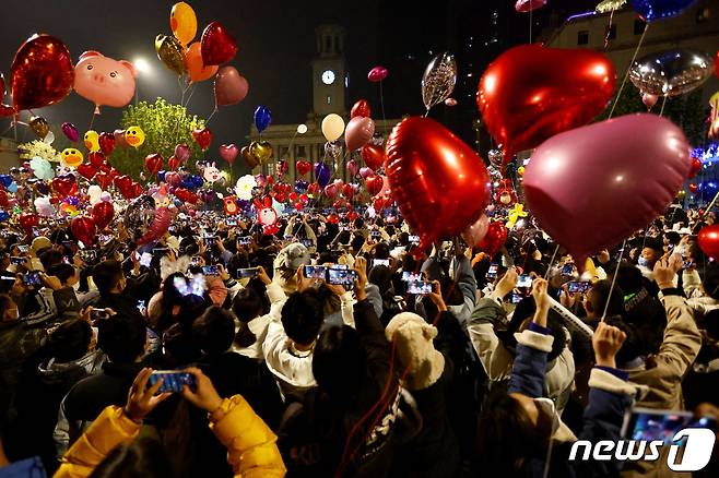 1일 (현지시간) 코로나 19 확산 속 중국 후베이성 우한 주민들이 새해를 맞이하기 위해 거리로 몰려 나와 인산인해를 이루고 있다. ⓒ 로이터=뉴스1 ⓒ News1 우동명 기자