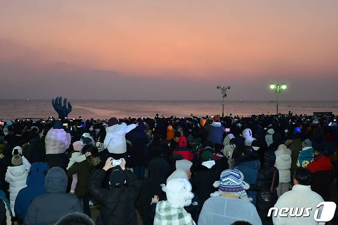 계묘년(癸卯年) 새해 첫 날인 1일 오전 경북 포항시 남구 호미곶 해맞이 광장에 모인 관광객들이 일출을 기다리고 있다.2023.1.1/뉴스1 ⓒ News1 최창호 기자