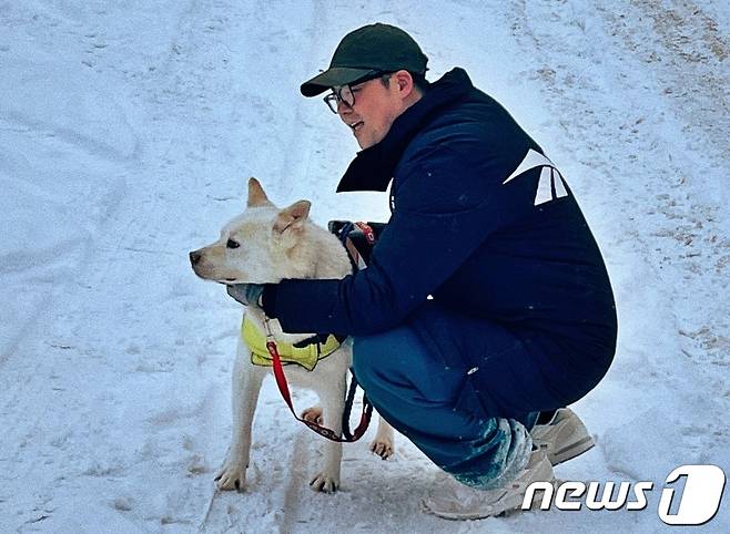 전현무가 12월 23일 비글구조네트워크 보은쉼터를 찾아 봉사활동을 하고 있다.(도그어스플래닛 제공) /뉴스1