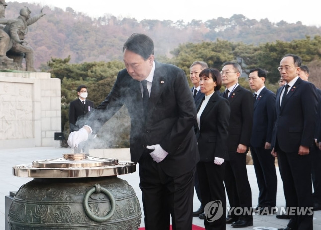 윤석열 대통령은 새해 첫날인 1일 오전 서울 동작구 국립서울현충원을 찾아 참배했다. /