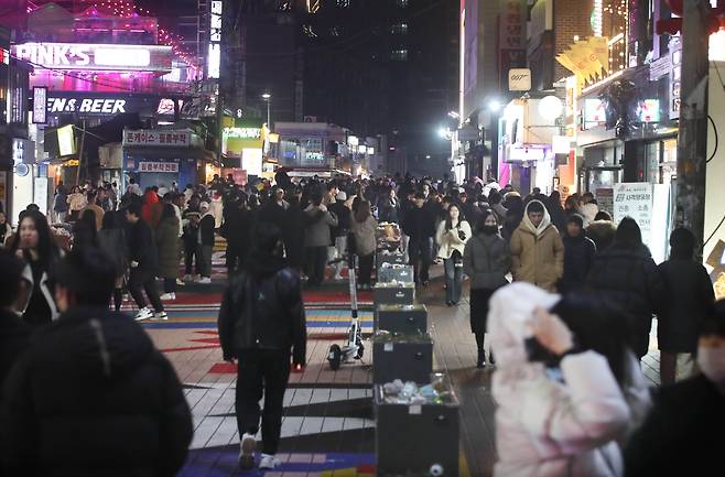 새해를 맞이한 1일 새벽 서울 홍대클럽거리 주변이 시민들로 붐비는 모습을 보이고 있지만, 관할 구청인 마포구청, 서울시 공무원의 인파 분산 모습은 전혀 보이지 않는다. 평소에도 사람들로 북적이는 '홍대클럽거리' 주변은 이날 경찰관 몇 명이 수백명을 통제했다. 2023. 1. 1 / 장련성 기자