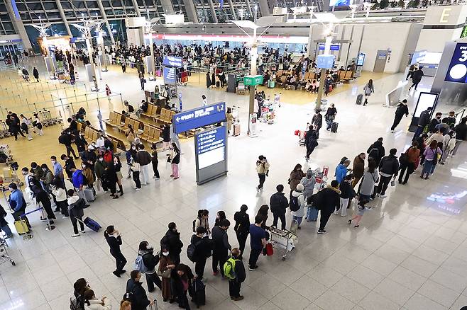 1일 오전 인천국제공항 제1터미널 출국장이 새해를 맞아 여행을 떠나는 탑승객들로 붐비고 있다. /연합뉴스