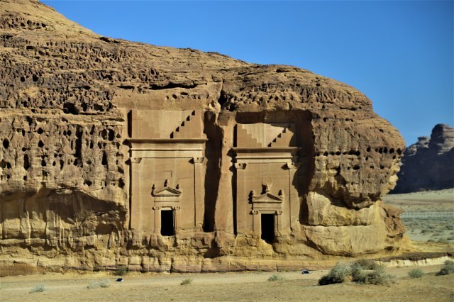 사우디 헤그라에는 바위 산을 깎아만든 무덤 건축물이 110여개가 발견됐다.