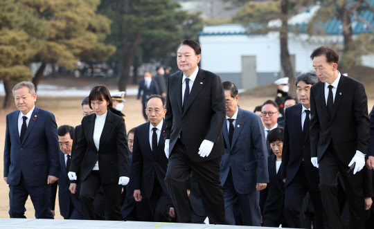 윤석열 대통령과 국무위원들이 계묘년(癸卯年) 새해 첫날인 1일 서울 동작구 국립서울현충원을 찾아 참배를 위해 현충탑으로 향하고 있다. 연합뉴스