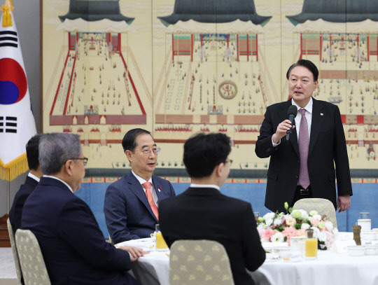 윤석열 대통령이 새해 첫날인 1일 서울 용산 대통령실 청사에서 국무위원들과 떡국으로 조찬을 함께 한 자리에서 발언하고 있다. 대통령실 제공