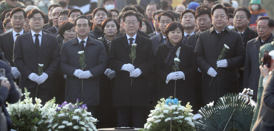 이재명 더불어민주당 대표가 1일 경남 김해시 진영읍 봉하마을 노무현 전 대통령 묘역을 참배하고 있다.   연합뉴스