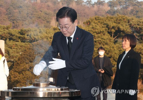 이재명 더불어민주당 대표가 새해 첫 날인 1일 오전 서울 동작구 국립서울현충원 현충탑을 찾아 참배하고 있다.  [국회사진기자단]