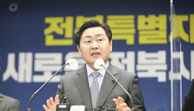 김관영 전북도지사가 지난달 29일 전북도청 브리핑룸에서 전북특별자치도 국회 본회의 통과 관련 브리핑을 하고 있다. 뉴시스