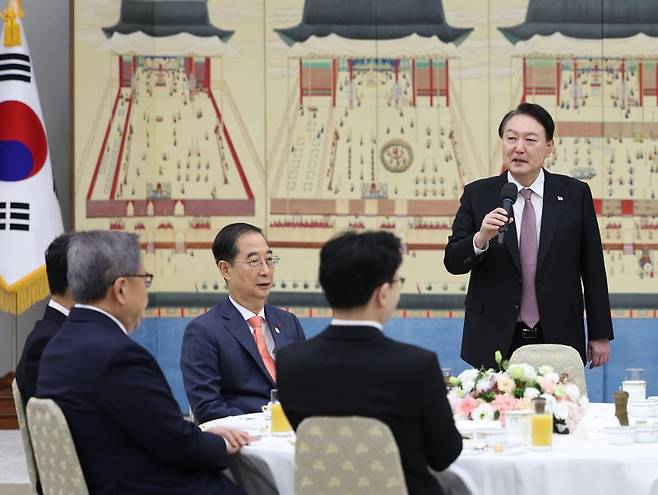 윤석열 대통령이 새해 첫날인 1일 서울 용산 대통령실 청사에서 국무위원들과 떡국으로 조찬을 함께 한 자리에서 발언하고 있다. [대통령실 제공] 연합뉴스