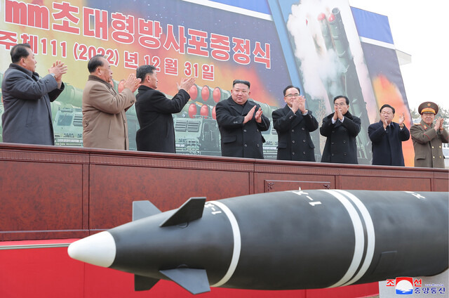 김정은 북한 국무위원장이 2022년 마지막 날 초대형방사포를 배치하는 행사에 참석했다. 북한은 이 초대형방사포를 지난 31일과 1일 발사했는데, 김정은은 이것이 “남조선 전역을 사정권에 두고 전술핵 탑재까지 가능한 공격형 무기”라고 말했다. 평양/조선중앙통신 연합뉴스