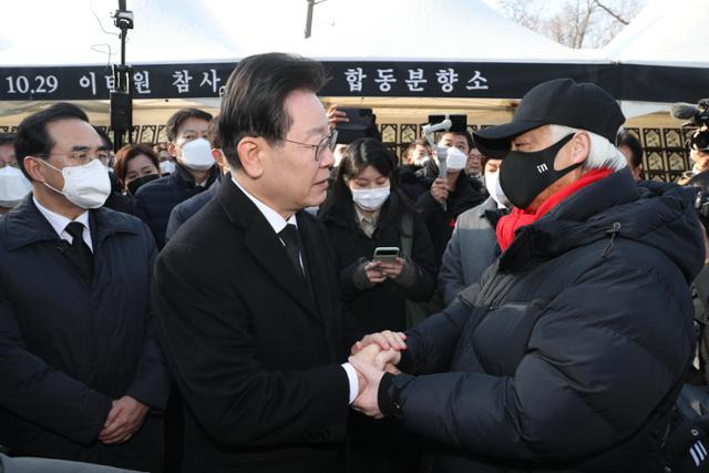 이재명 더불어민주당 대표가 1일 서울 용산구 이태원광장에 마련된 10.29 이태원참사 희생자 시민분향소를 찾아 이종철 유가족협의회 대표를 위로하고 있다. 국회사진기자단