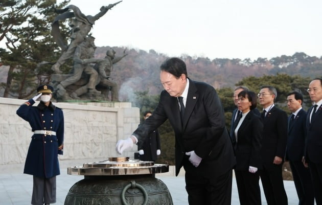 윤석열 대통령이 계묘년(癸卯年) 새해 첫날인 1일 서울 동작구 국립서울현충원을 찾아 현충탑을 참배하고 있다. 대통령실사진기자단