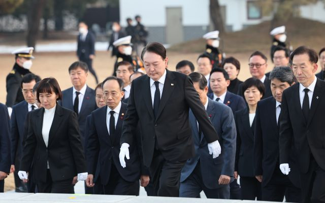 윤석열 대통령과 국무위원들이 새해 첫 날인 1일 서울 동작구 국립서울현충원을 찾아 현충탑으로 향하고 있다. 연합뉴스