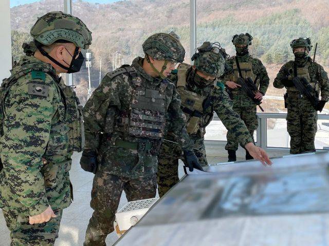박정환 육군참모총장이 1일 '참수부대'로 불리는 특수임무여단의 침투 및 특수작전 훈련계획을 보고 받고 있다. 연합뉴스