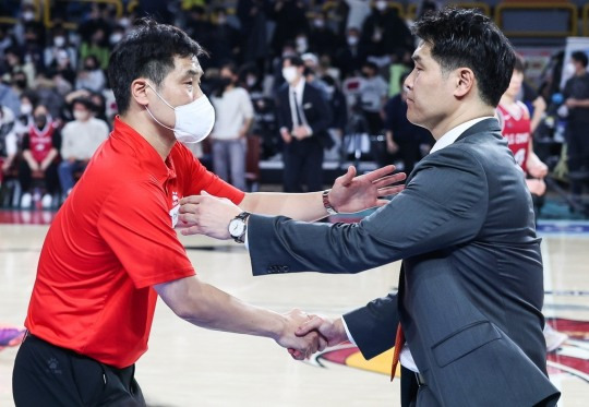 경기 종료 후 인사하는 현대모비스 조동현(왼쪽), LG 조상현 감독.[KBL 제공]