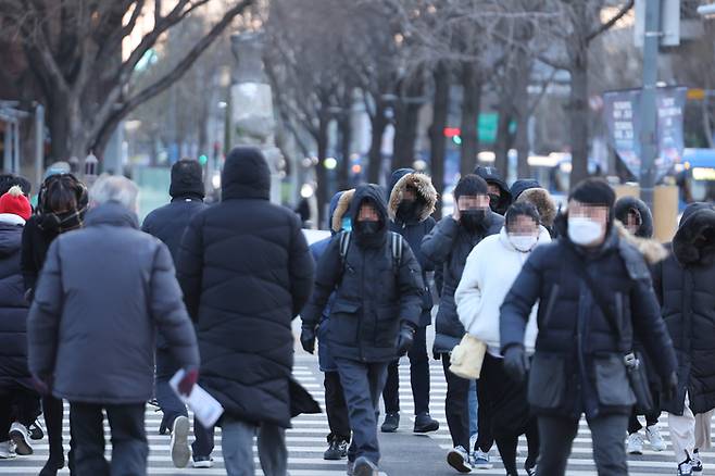 새해 첫 출근날인 2일 강추위가 다시 찾아올 예정이다.  <자료=연합뉴스>